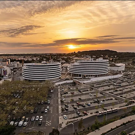 T3 A Cap D'agde, 6 Pers, Au Bord De La Avec Parking Et Terrasse - Fr-1-749-13 Apartment